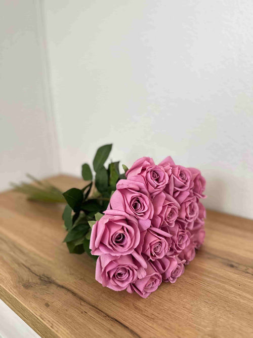 Lyserød rosebuket med silkeblomster – perfekt til særlige øjeblikke