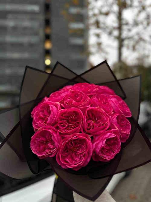 Buket med dyb pink Austin-roser – luksuriøs og farverig blomsterhilsen
