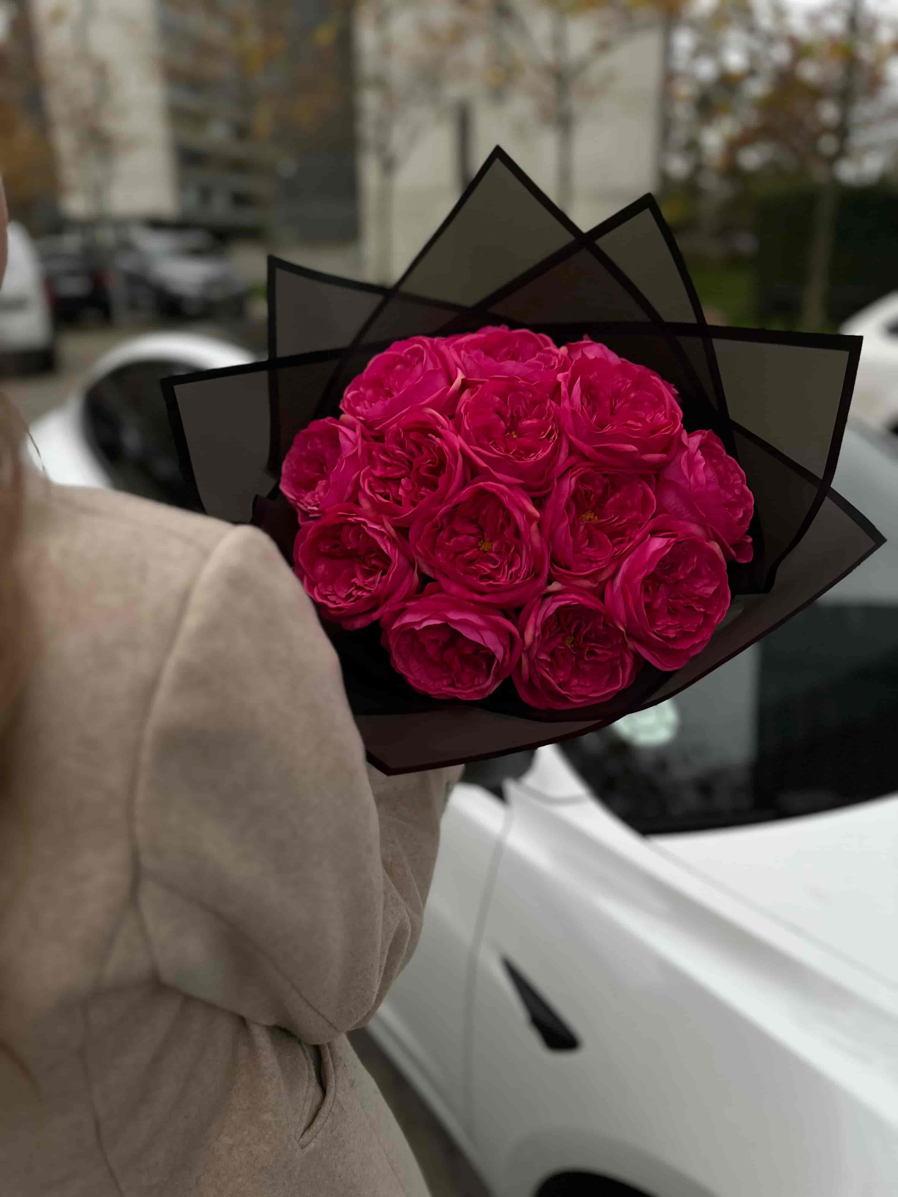 Håndlavet blomsterbuket med kraftige pink roser – ideel til gaver