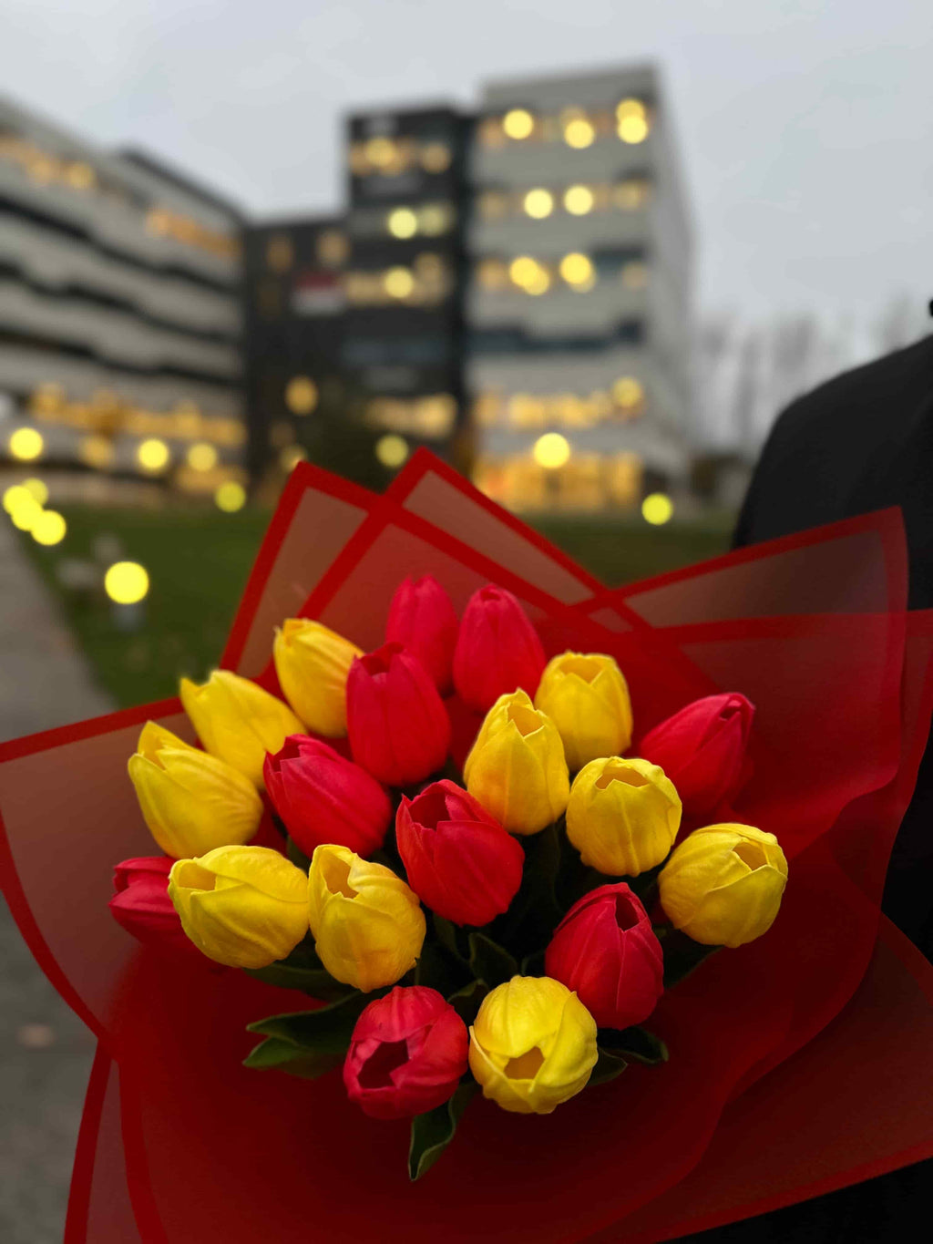 Farverig buket med røde og gule tulipaner – varm og glad blomsterhilsen